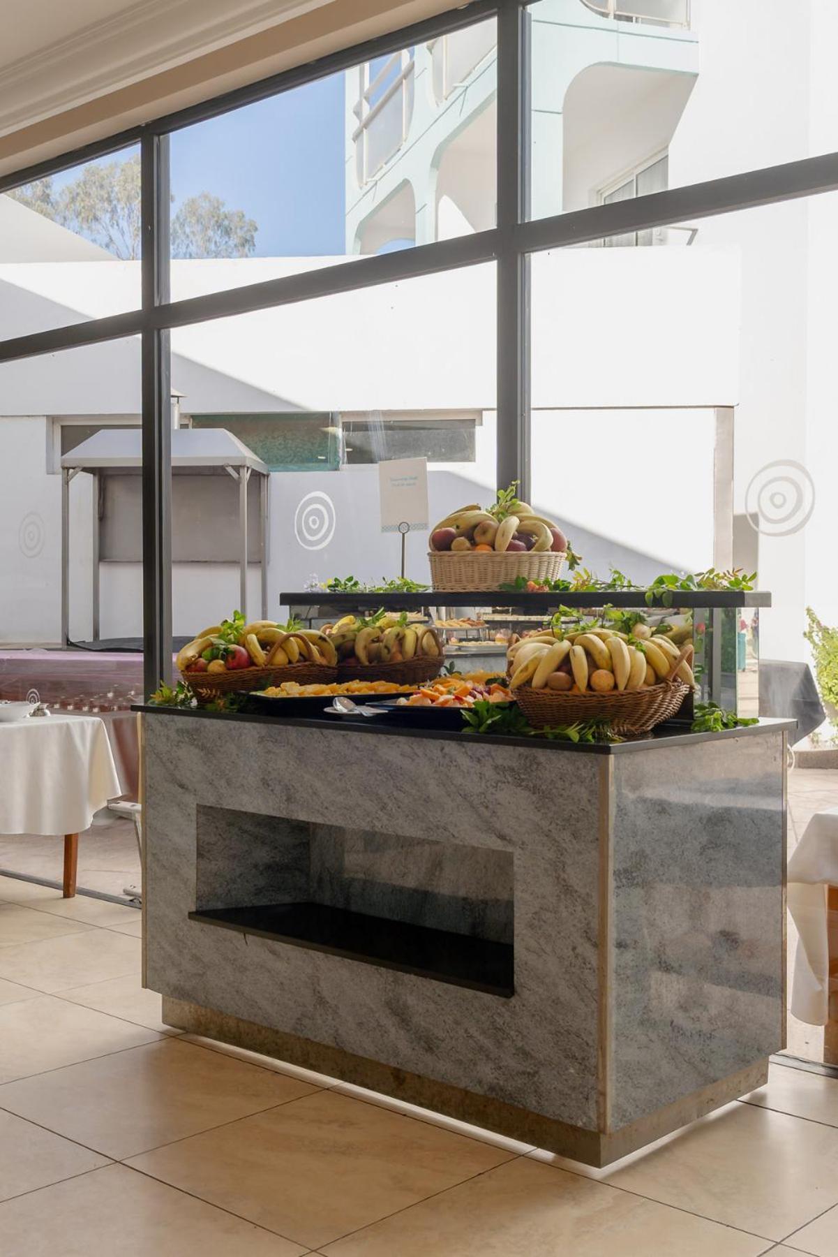 Kenzi Europa Hotel Agadir Eksteriør billede A buffet at a hotel